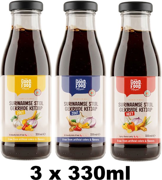 Drie flessen Surinaamse Gekruide Ketjap: Zoet (geel), Zout (blauw) en Heet (rood).