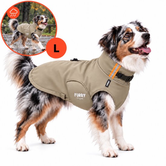 Australische herder met een zandkleurige "Furry Original" softshell jas aan met oranje reflecterende accenten, staand in de studio. Een cirkel toont een vergelijkbare hond in de regen.