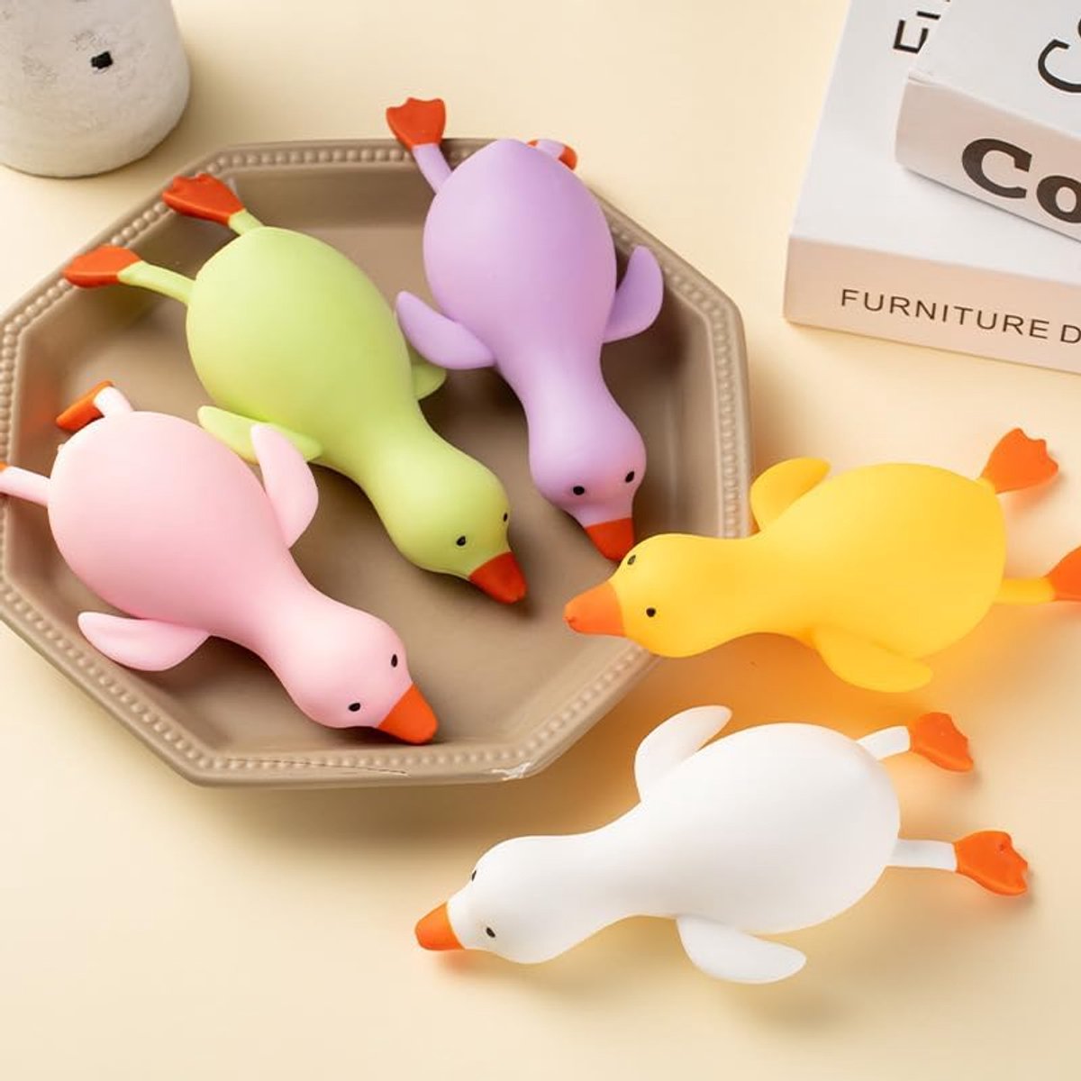 Knijpende eenden in geel, zachte knijpfiguren met doos, squishy fidget voor bureau, kantoor en dagelijks gebruik (eend)