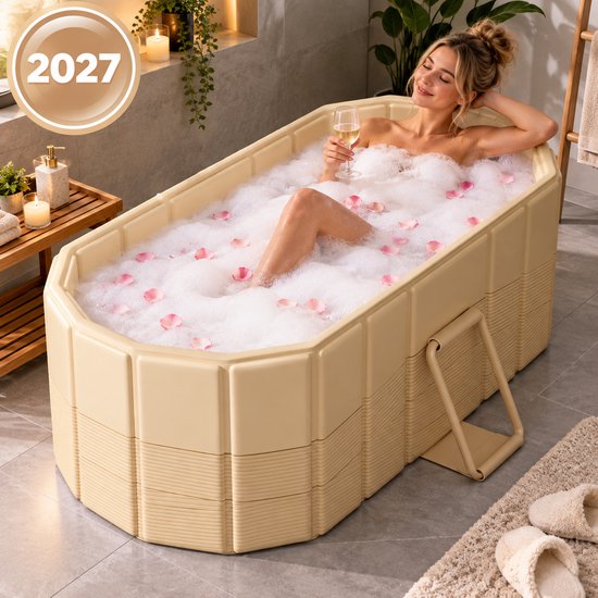Vrouw met een glas champagne in een beige opvouwbaar bad met bubbels.