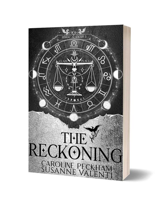 Boekomslag van Zodiac Academy 3: The Reckoning, met een zilveren stermagneet, weegschaal, en sterrenbeelden op een zwarte achtergrond.