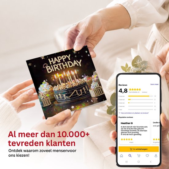 Twee handen tonen een diamond painting 'Happy Birthday' kaart met taart en kaarsen. Smartphone toont positieve reviews.
