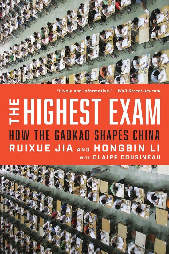 Boekomslag: Een vogelvluchtperspectief van honderden studenten die aan tafels zitten en examens maken. De titel 'The Highest Exam' staat prominent in witte letters.