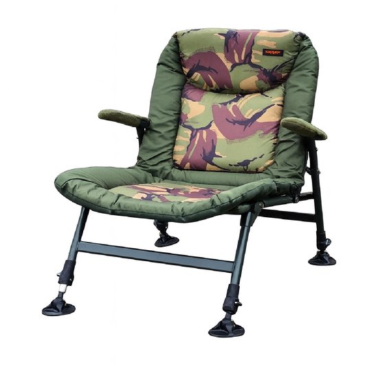 Groene campingstoel met camouflageprint op de zitting en rugleuning, met verstelbare poten.