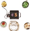 Tristar grillplaat met garnalen, uienringen, salade, cherrytomaatjes, brood en een bord.