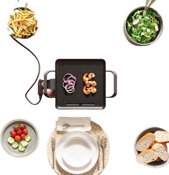 Tristar grillplaat met garnalen, uienringen, salade, cherrytomaatjes, brood en een bord.