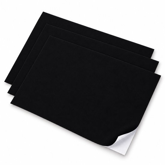 Drie vellen zwart zelfklevend nylon reparatiemateriaal gestapeld op een witte achtergrond.