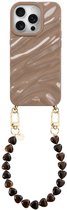 xoxo Wildhearts Taupe Glaze telefoonhoesje met koord - geschikt voor iPhone 13 Pro - Sweetheart Brown - Dream hoesje met telefoonkoord - Glimmende silicone case met plooien - Korte hartjes ketting met gouden details - Beige