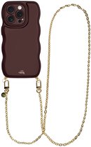 xoxo Wildhearts Glossy Wavy Cord Case Burgundy - Geschikt voor iPhone 13 Pro Max - Dreamy - Lang koord - Glimmend telefoonhoesje met golven - Hoesje met koord - Gouden ketting - lang telefoonkoord - Bordeaux rood hoesje - Lange variant koord