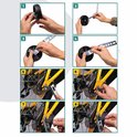 Stapsgewijze fotoreeks van de montage van zijwieltjes op een gele kinderfiets.