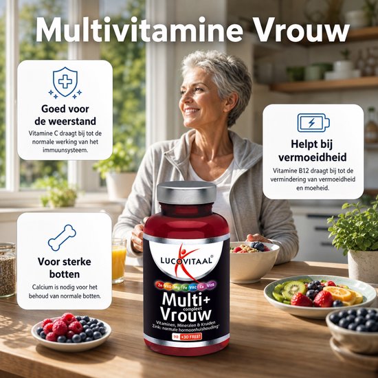 Vrouw met grijze haren eet ontbijt, multivitamine pot met 'Multi+ Vrouw' etiket, met tekst over weerstand, botten en vermoeidheid.