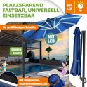 Donkerblauwe zweefparasol met geïntegreerde, solar-LEDs en een gesloten parasol.