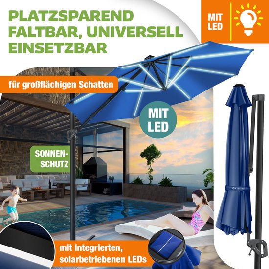 Donkerblauwe zweefparasol met geïntegreerde, solar-LEDs en een gesloten parasol.