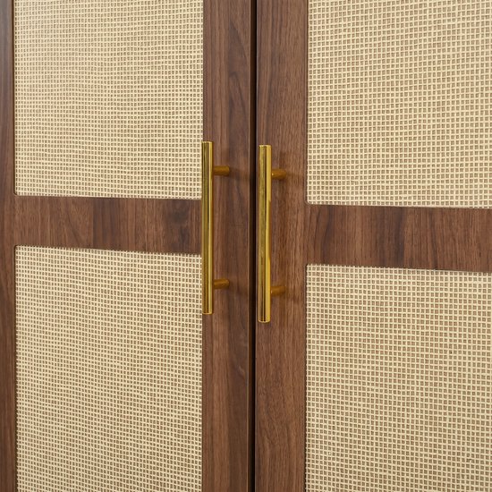 Detailopname van de walnootkleurige deuren met rotan-inzetstukken en lange goudkleurige handgrepen.