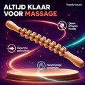 Een houten massageroller met 11 ronde, kartelige wieltjes en houten handvatten op een podium met lichteffecten. Tekst: 'Altijd klaar voor massage'.
