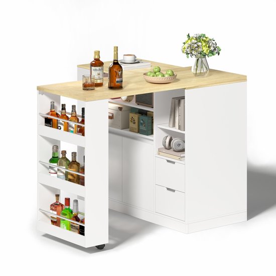 Wit keuken eiland met houten blad, 3 flessenrekken, opbergvakken en drankjes.