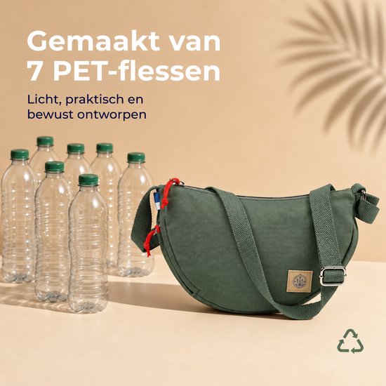 Groene halve maan tas, gemaakt van 7 PET-flessen, met riem.