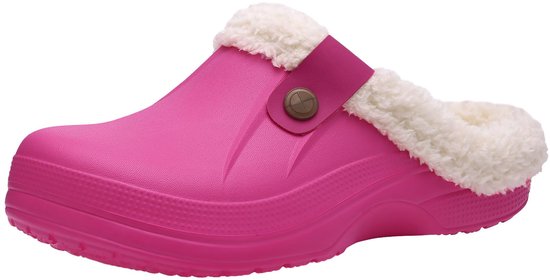 Roze tuinklompen met witte imitatiebontvoering en een decoratieve knoop aan de zijkant.