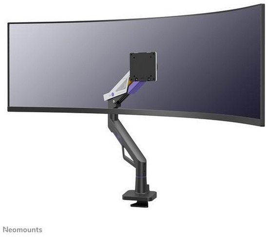 Een monitorarm in wit, zwart en paars, bevestigd aan een gebogen monitor.