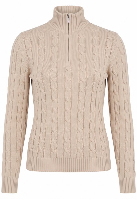 Beige kabelgebreide trui met ritskraag, op een witte achtergrond.