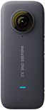 Zwarte Insta360 One X2 actioncam met dubbele lenzen, verticale tekst 'Insta360 ONE X2'.