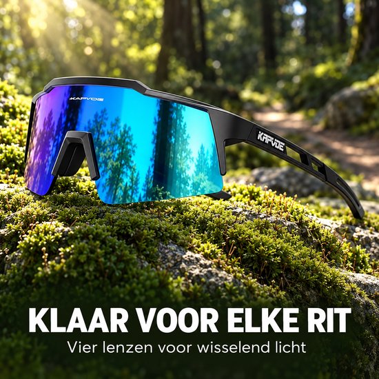 Kapvoe sportbril met spiegelende blauwpaarse lens op mosbegroeide steen in bos.