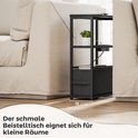 Smalle zwarte bijzettafel van 18 cm breed tussen twee banken, ideaal voor kleine ruimtes.