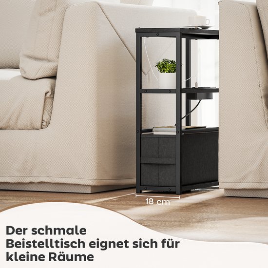 Smalle zwarte bijzettafel van 18 cm breed tussen twee banken, ideaal voor kleine ruimtes.