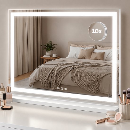 Miroir de maquillage éclairé sur une coiffeuse avec une chambre à coucher dans le reflet, avec cercle grossissant 10x.