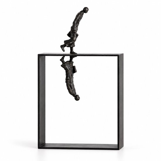 Zwart abstract sculptuur van een figuur die op een rechthoekig kader loopt, met een omgekeerd spiegelbeeld onderaan.