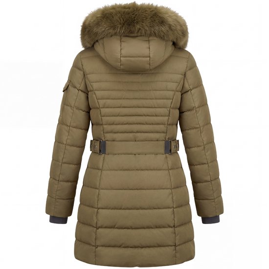 Achteraanzicht van een olijfgroene, gewatteerde winterjas met ceintuur in de taille en capuchon met bontkraag.