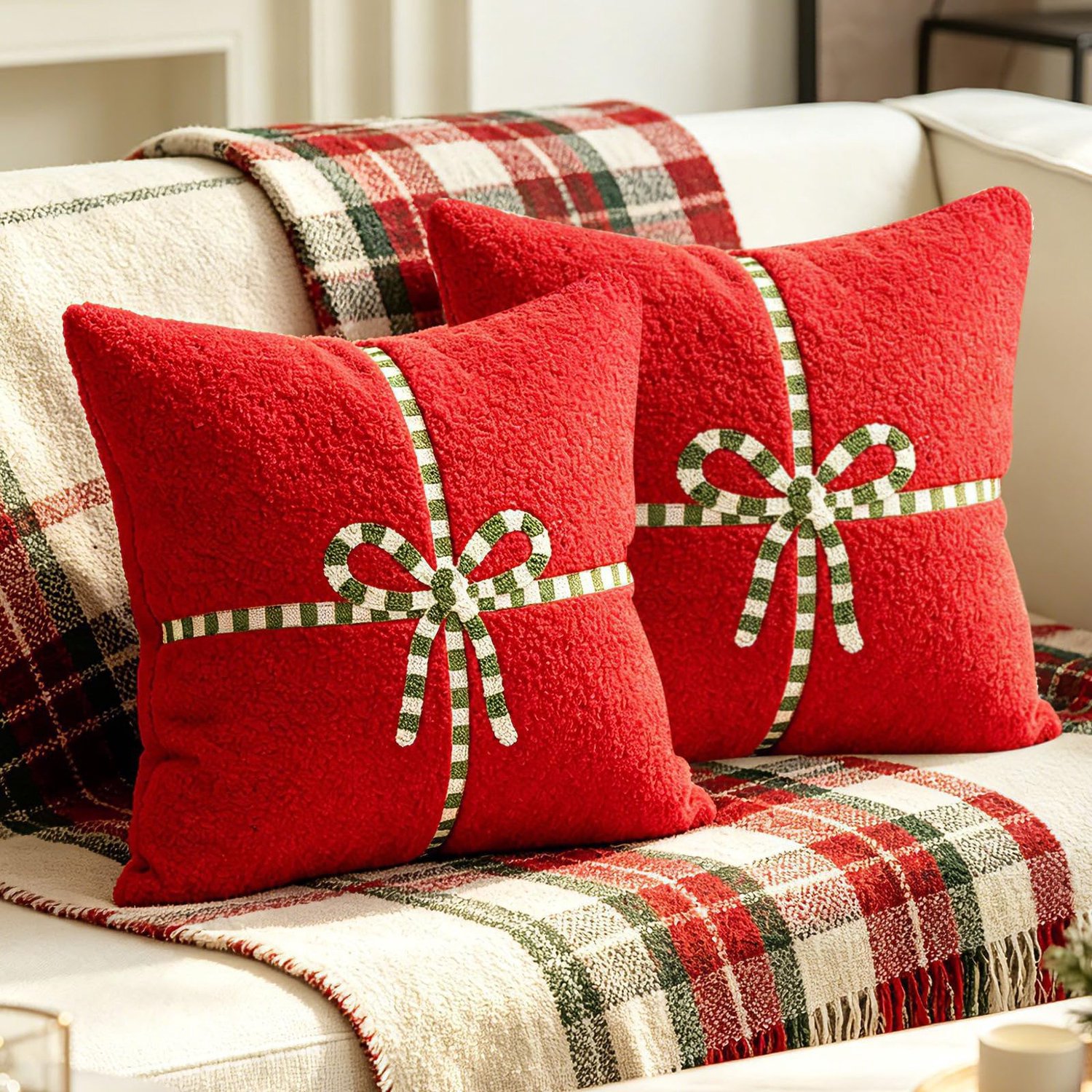 PZCC Set van 2 Kerst Kussenhoezen - Decoratieve Sierkussenhoezen met Cadeaulint en Strik - Feestelijke Kussenslopen voor Bank en Bed - 45 × 45 cm - (Zonder vulling) - Rood