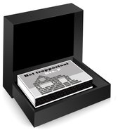 Het boekje in een zwart luxe doosje met een grijze omslag met baksteenpatroon.