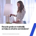 Vrouw in gestreept shirt stopt inktcartridge in een HP recyclingenvelop met tekst: recycle gratis en makkelijk.