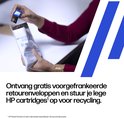 Persoon steekt lege inktcartridge in retourenvelop. Tekst: Ontvang gratis retourenveloppen voor het recyclen van HP cartridges.