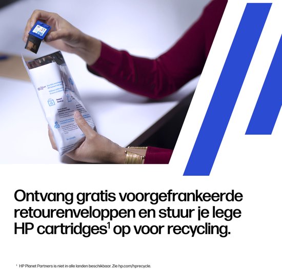 Persoon steekt lege inktcartridge in retourenvelop. Tekst: Ontvang gratis retourenveloppen voor het recyclen van HP cartridges.