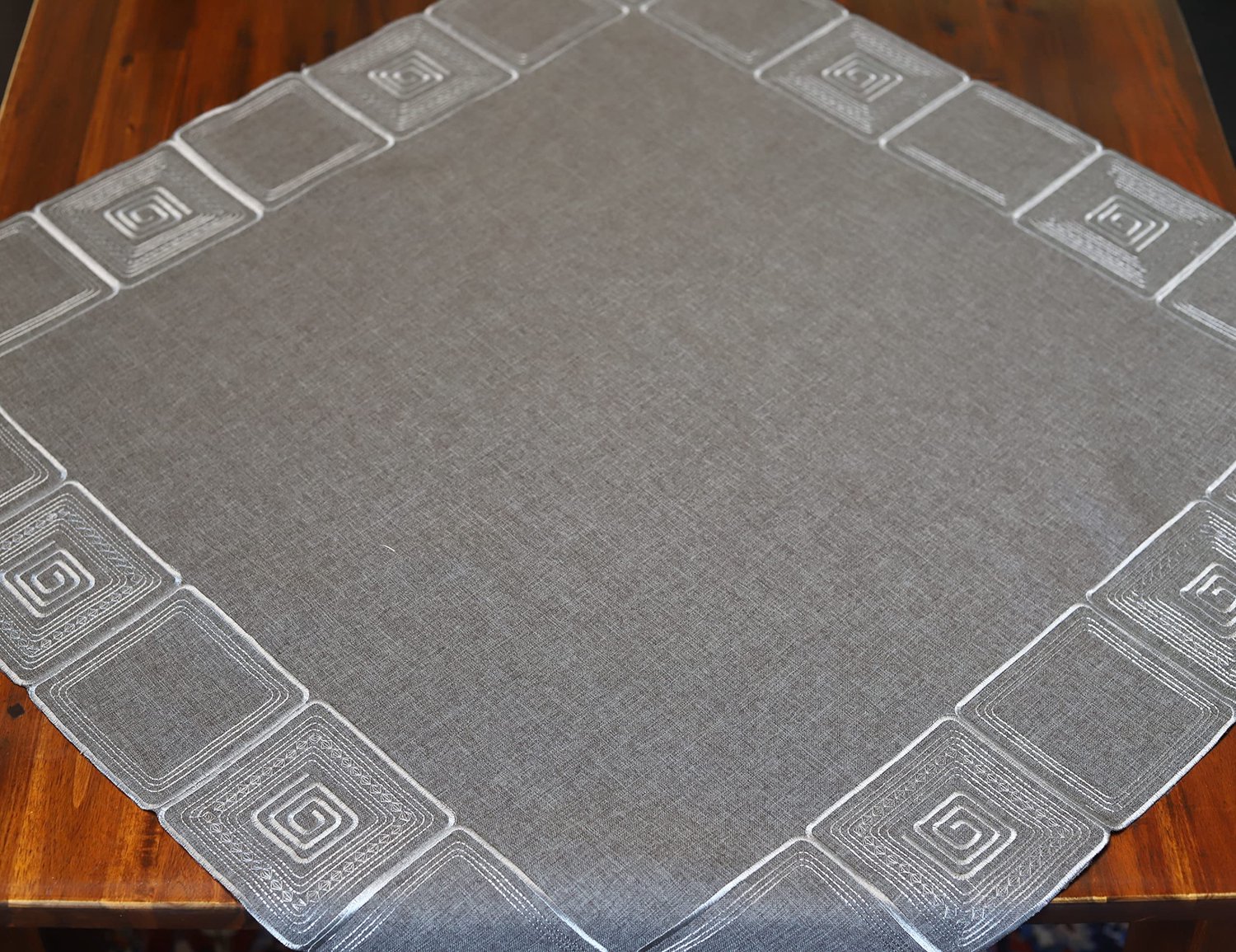 Geborduurde Tafel Runner - Modern Stijl (85x85 cm)
