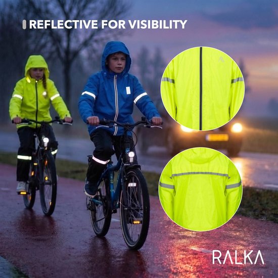 Twee kinderen op fietsen in de schemering, dragen felgeel en blauw reflecterende regenjassen voor veiligheid.