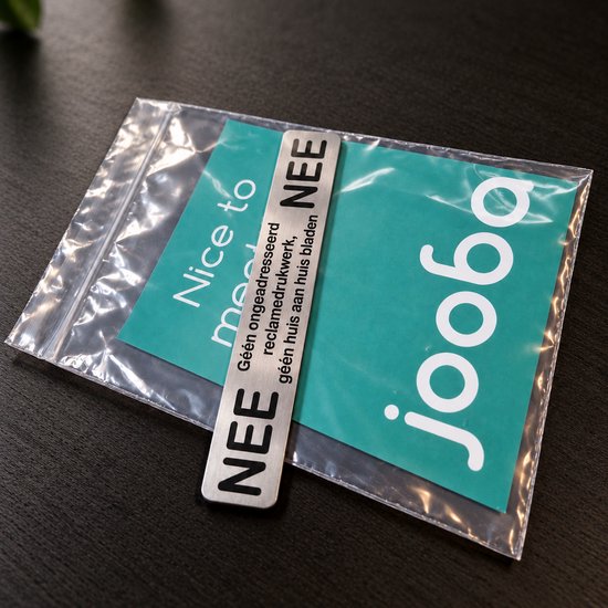 Rvs brievenbussticker met 'NEE NEE' tekst en reclameverbod in doorzichtige verpakking met Jooba-logo.