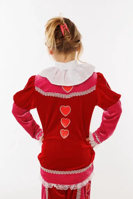 Achterkant van een rood-roze pietenkostuum met hartjesapplicaties op de rug en kanten afwerking.