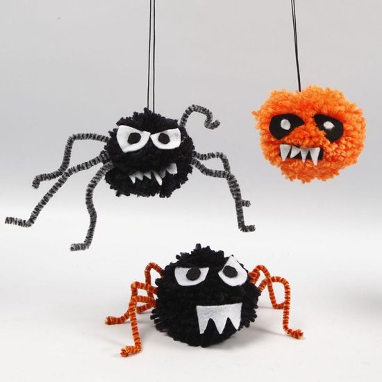 Drie pluizige Halloween-ornamenten: twee zwarte spinnen en een oranje pompoen met vilten gezichtjes.