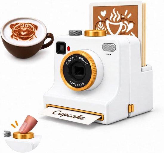 Witte Latte Art Camera met gouden lens en sjablonen, met een kop koffie en een vinger die op de knop drukt.
