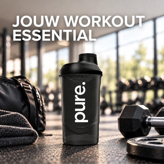 Zwarte Pure. shakebeker op sportschoolvloer met gewichten en handdoek. Tekst: Jouw workout essential.