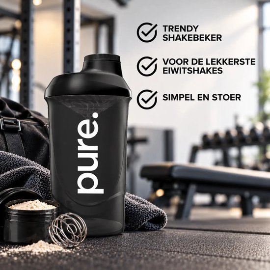 Zwarte Pure. shakebeker in sportschool, met eiwitpoeder en garde. Tekst: Trendy, eiwitshakes, simpel en stoer.