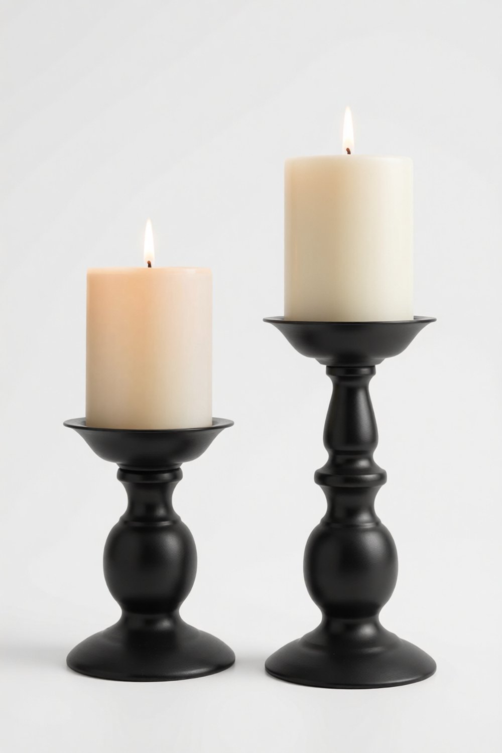 RALA Nuptio Set van 2 Metalen Pijler Kandelaars voor 80 mm Stompkaarsen, Zwart, 16 cm en 22,5 cm Hoog