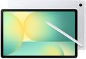 Zilverkleurige Samsung tablet met S Pen op het scherm, dat een groen en geel abstract ontwerp toont.