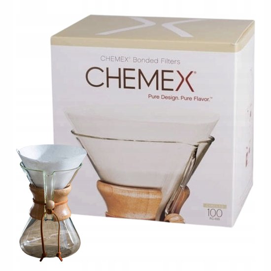 Chemex koffiefilterhouder van glas en hout naast een verpakking van 100 papieren filters.