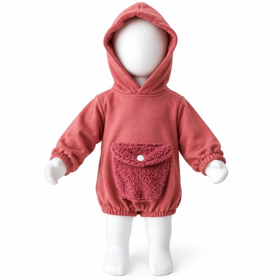 Roze baby-romper met capuchon en teddy-buidelzak aan de voorzijde op een paspop, vooraanzicht.