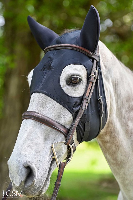 Zwart Fenwick Liquid Titanium masker met oren gedragen door een grijs paard met een bruin lederen hoofdstel.