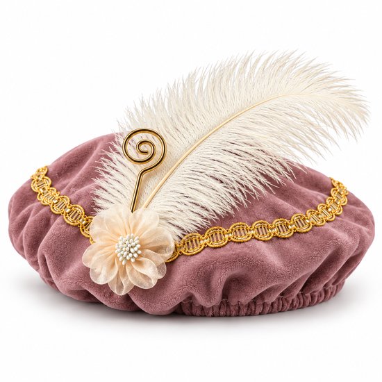 Roze fluwelen pietenmuts met goudkleurige bies, een crèmekleurige veer en een decoratieve bloem.